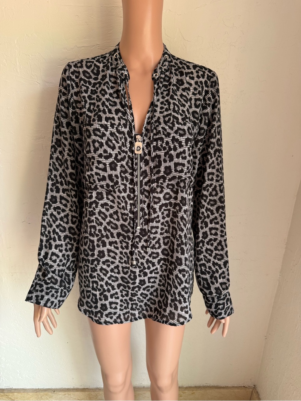 MICHAEL Michael Kors Leopard Blouse Women’s Size M Long-Sleeve V-Neck 1/4 Zip